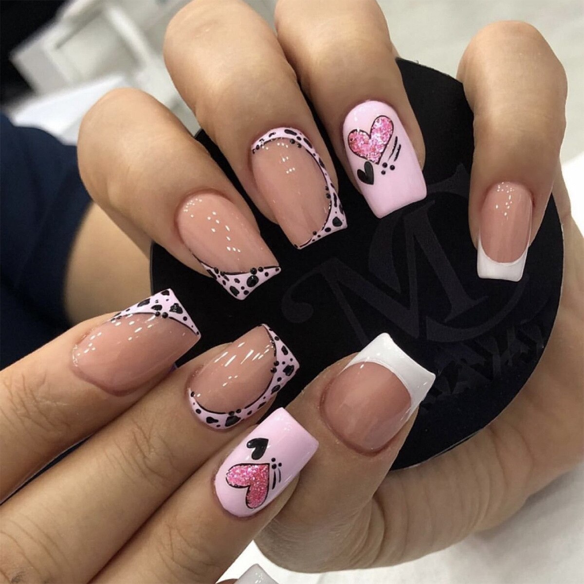 24Pcs False Nails Short Square Head Heart Rhinestone Pearl Full Cover Nail Tips Detachable Fake Nails Press on Nails Manicure J01