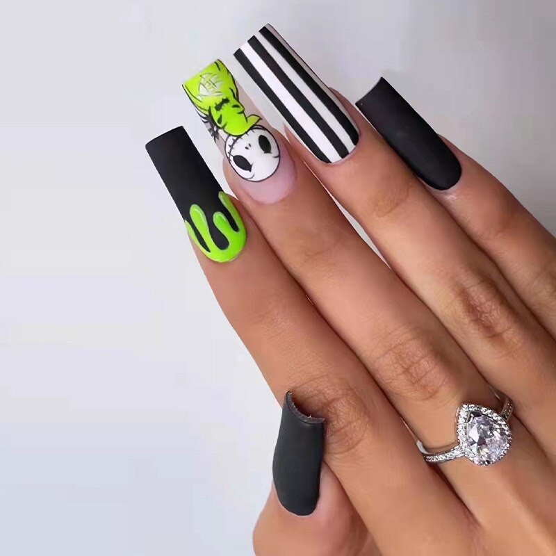24Pcs Halloween Extra Long Press on Nails Coffin Fake Nails Acrylic Black White Clown Designs Glossy Artificial Nails for Women W070