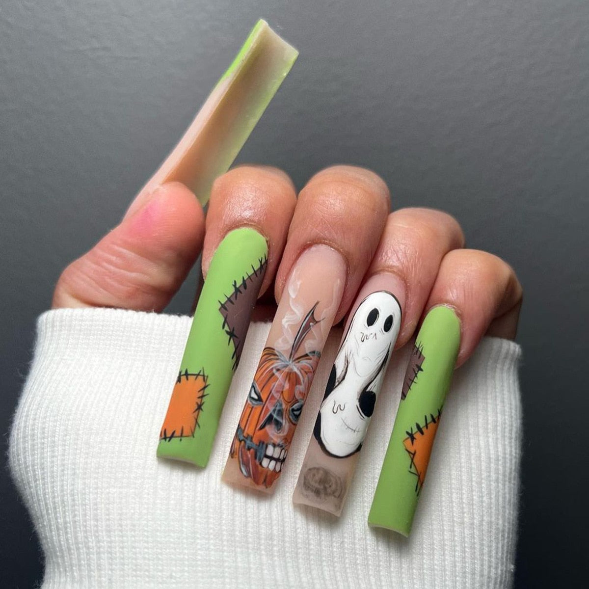 24Pcs Halloween Extra Long Press on Nails Coffin Fake Nails Acrylic Black White Clown Designs Glossy Artificial Nails for Women SN072