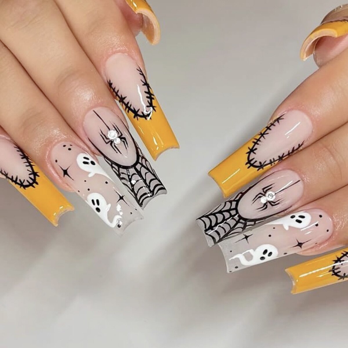 24Pcs Halloween Extra Long Press on Nails Coffin Fake Nails Acrylic Black White Clown Designs Glossy Artificial Nails for Women A1-01-19