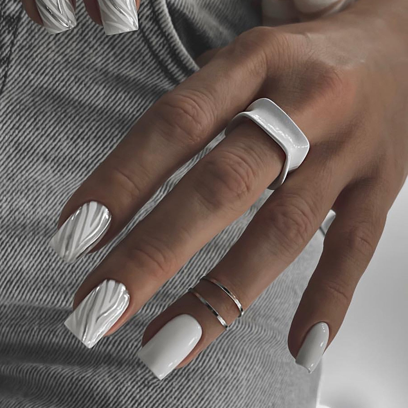 24Pcs Shiny Pearl Wearable False Nails Short Square Fake Nail Simple Summer Press on Nails Detachable Full Cover Nail Tips 0505