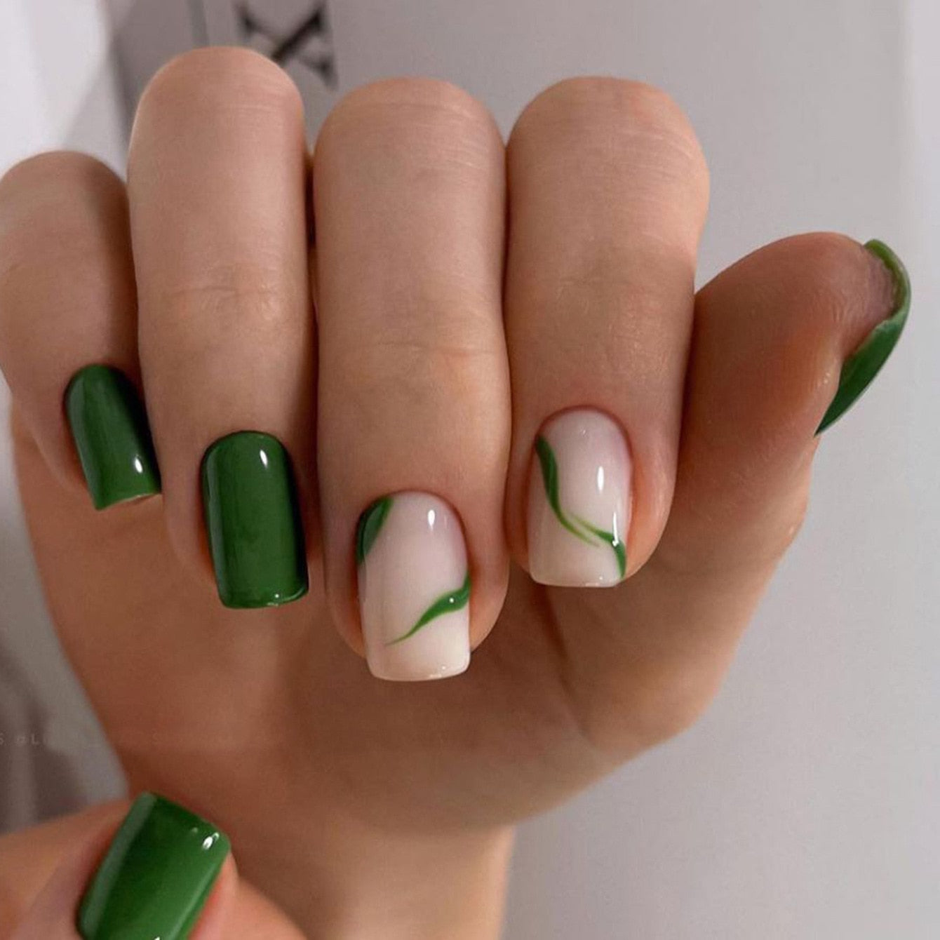24Pcs Short Square False Nails with Jelly Adhesive Glitter Gradient Design Detachable Fake Fingernails Full Cover Press on Nails B7