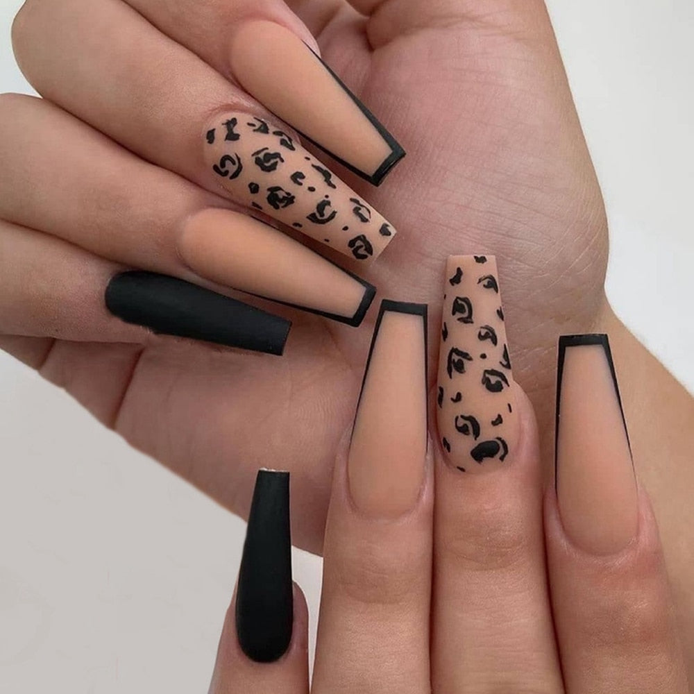 24pcs Press on Nails Punk Black White Patchwork Fire Pattern Long Coffin False Nails Ballerina Fake Nail Art Manicure Full Tips b4