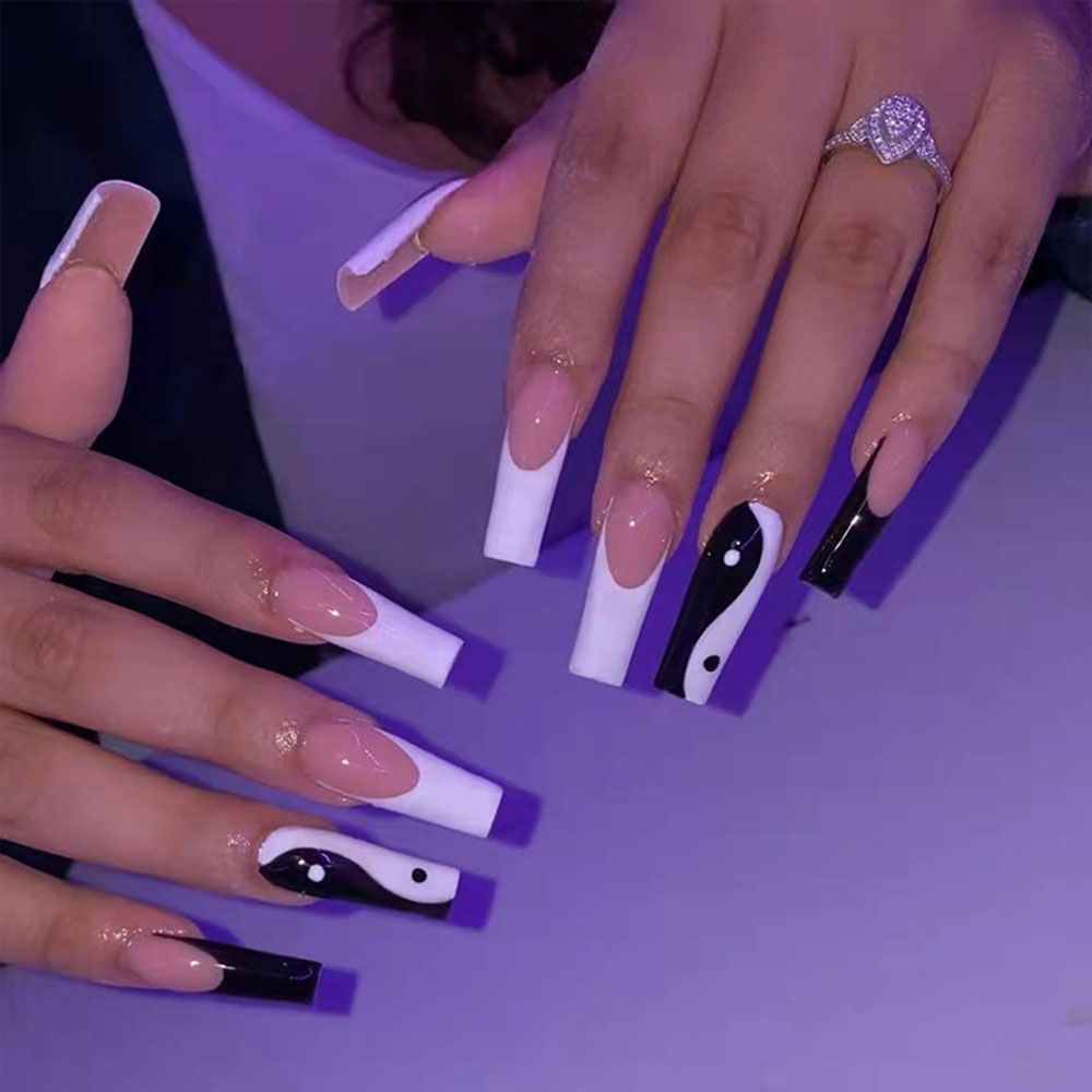24pcs Press on Nails Punk Black White Patchwork Fire Pattern Long Coffin False Nails Ballerina Fake Nail Art Manicure Full Tips a10