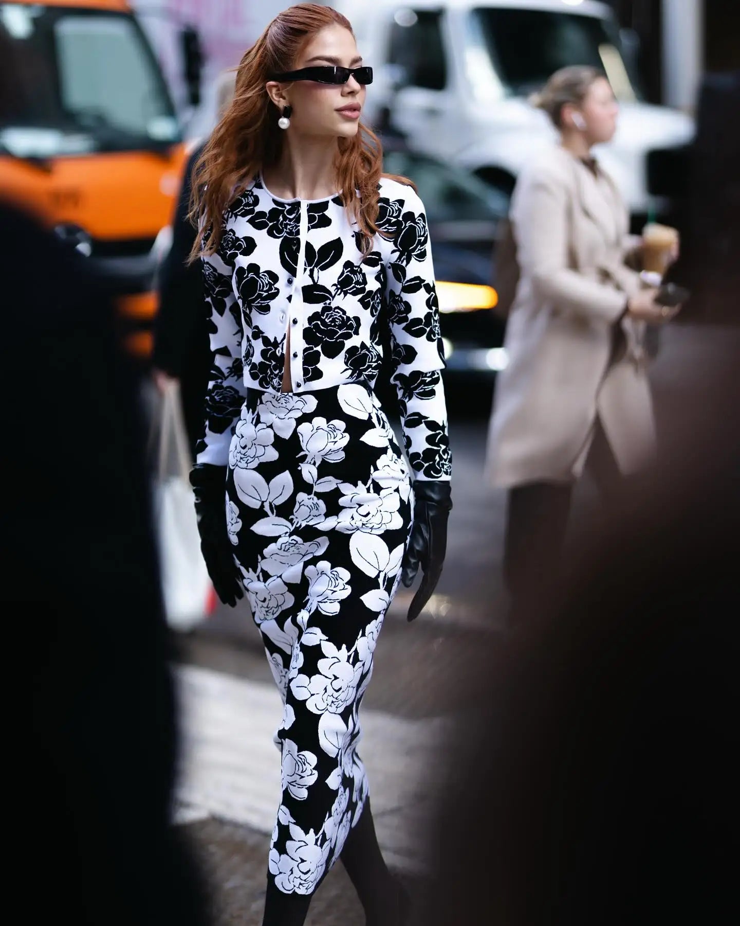 New bandage jacquard knitted set, black and white flower jacquard short top, hip wrap skirt two-piece set bandage set