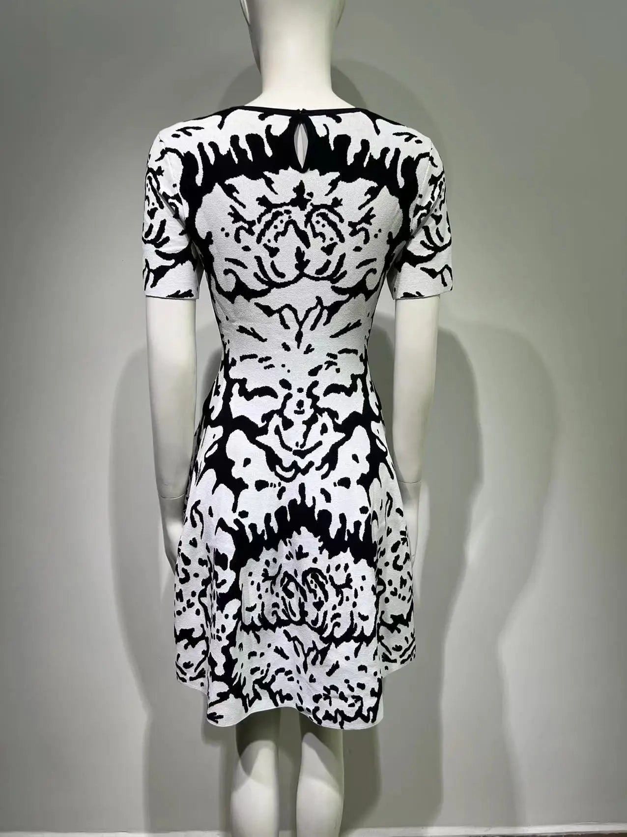 2024 Summer White Jacquard Leopard Pattern Slim Fit Bandage Dress with Round Neck Style Commuting Big Swing Knitted