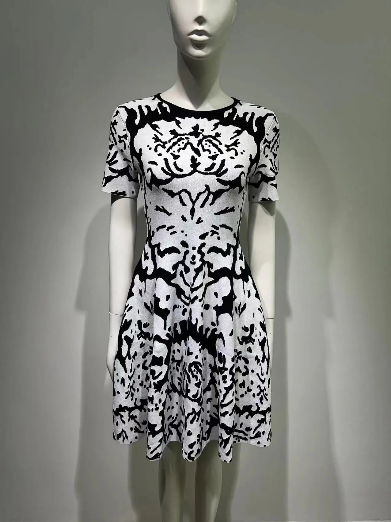 2024 Summer White Jacquard Leopard Pattern Slim Fit Bandage Dress with Round Neck Style Commuting Big Swing Knitted