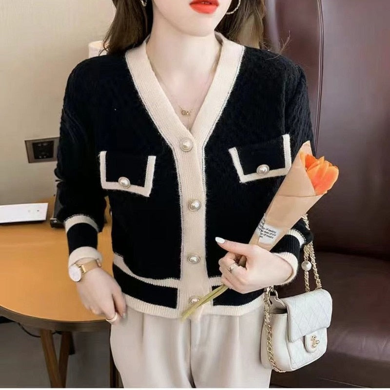 Autumn And Winter Color-blocking Knitted Top Women Cardigan Long-sleeved V-neck Short 2024 New Coat Fashion All-match Top Black One Size