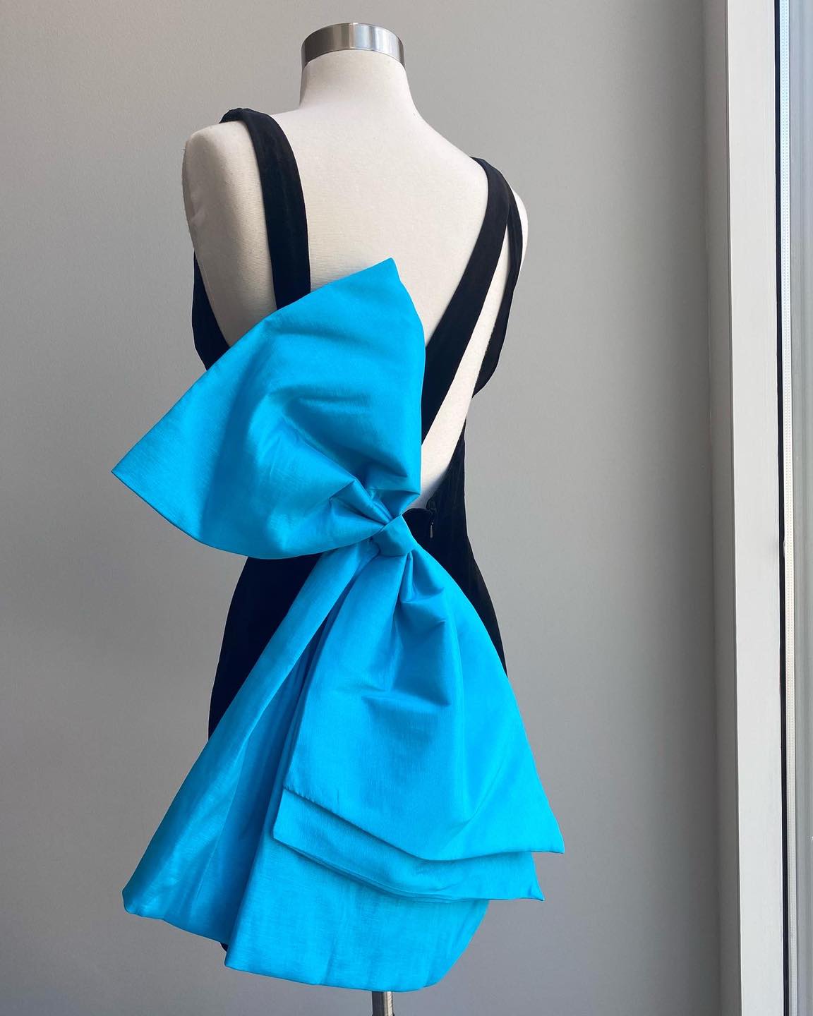 Fitted Velvet Cocktail Hoco Dress 2024 Bow Lady Formal Event Party Gown V-Neck Short Club Night Graduation NYE Homecoming Gala