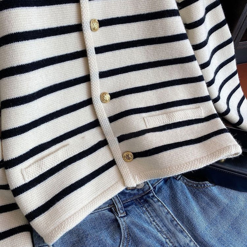 Korean Fashion Sweater Cardigan White Black Striped Knitted Sweater Women 2024 Winter Short Cardigan Long Sleeve Cardigan Female