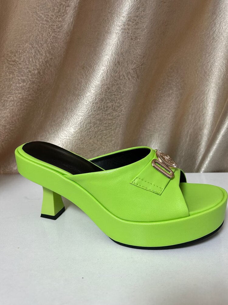 New European and American High-heeled Slippers with Thick Soles In The Summer of 2024 Fashion Metal Belt Buckle Show Sandals green
