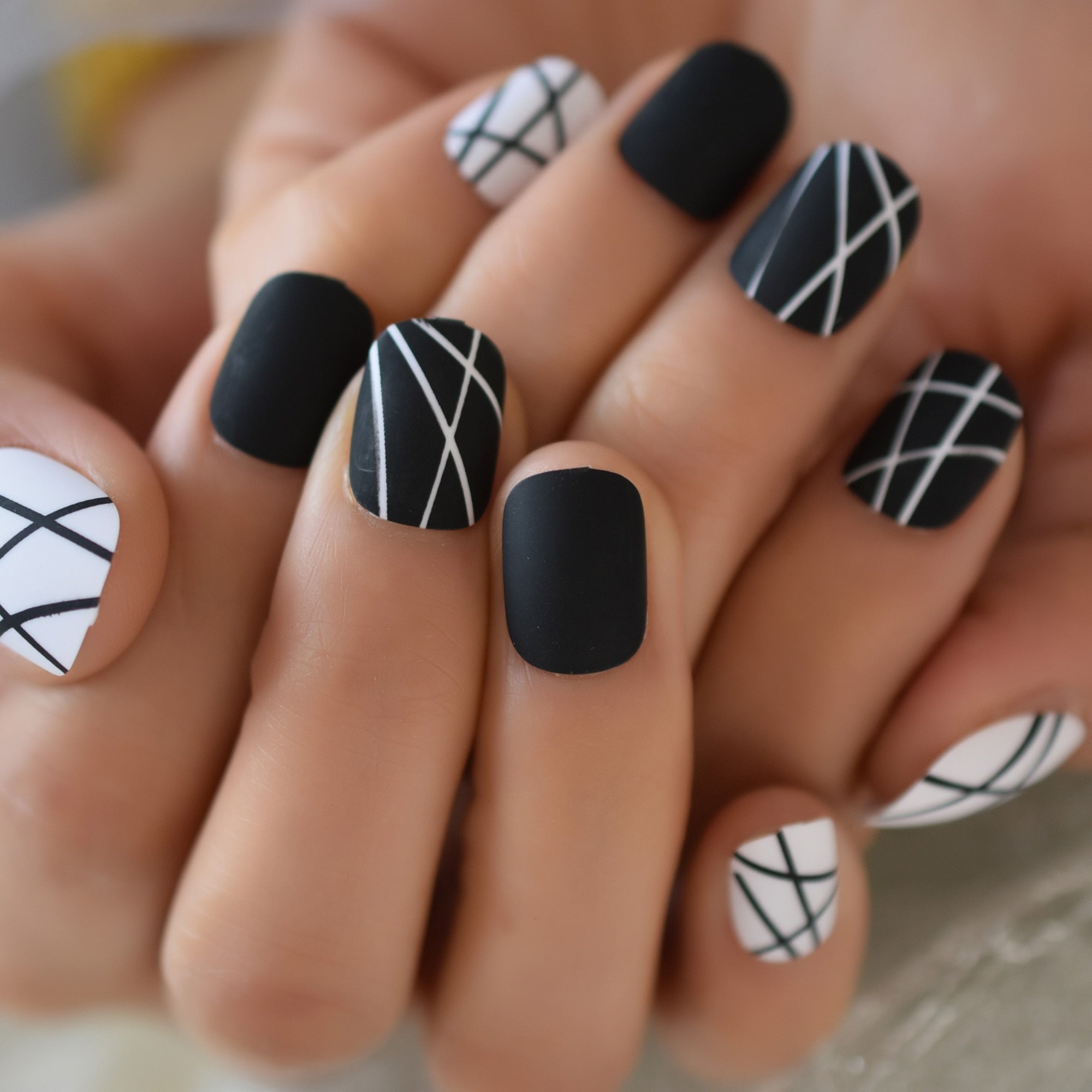 Nude Clear Halloween Fake Nails Short Round With Design Skull Print Pattern gel Acrylic Artificial False Nails Press On Tips L5815