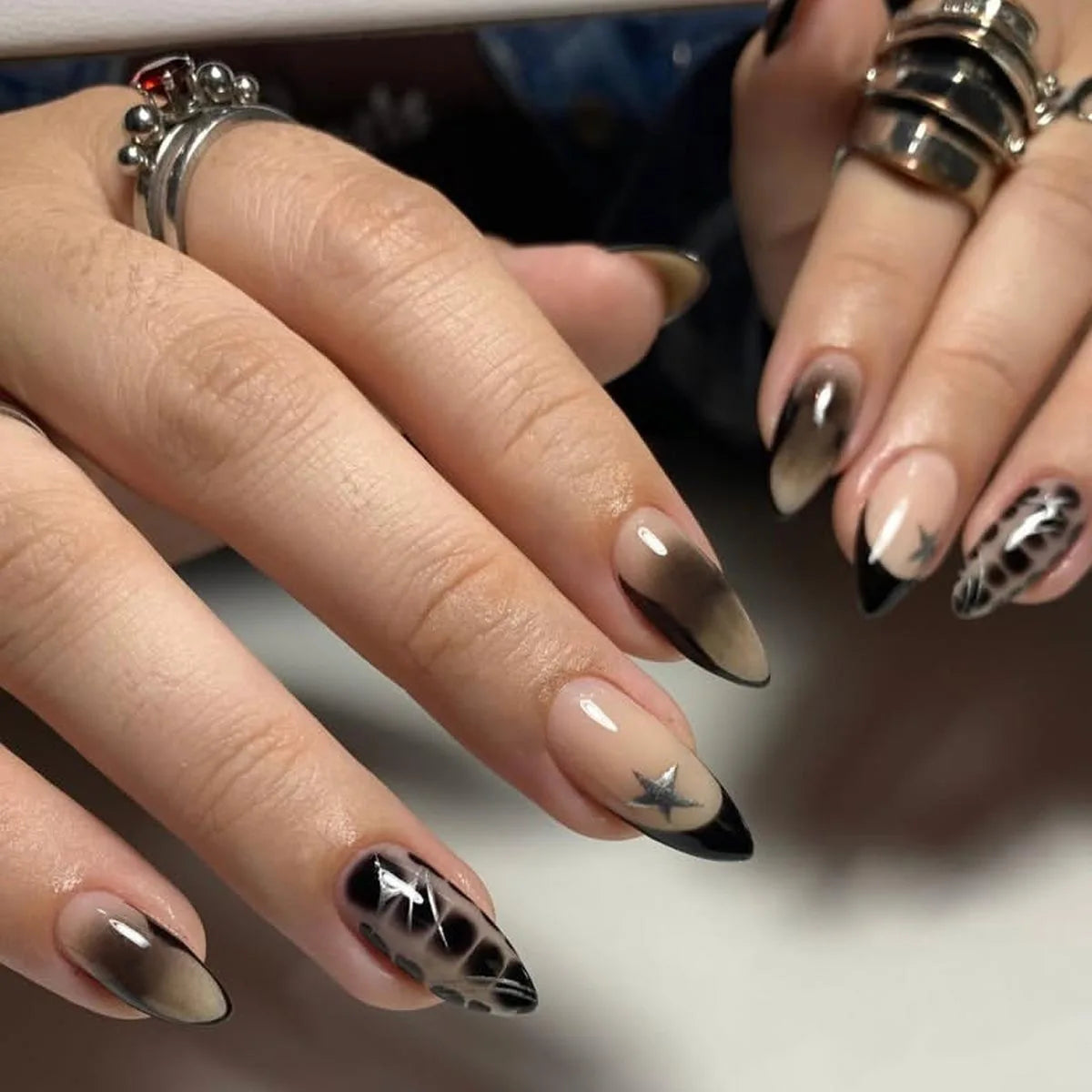 24Pcs Mid-length French Almond False Nails Press on Pearl Decorate Star Design Full Cover Nail Tip Rhinestone Reusable Fake Nail LC432