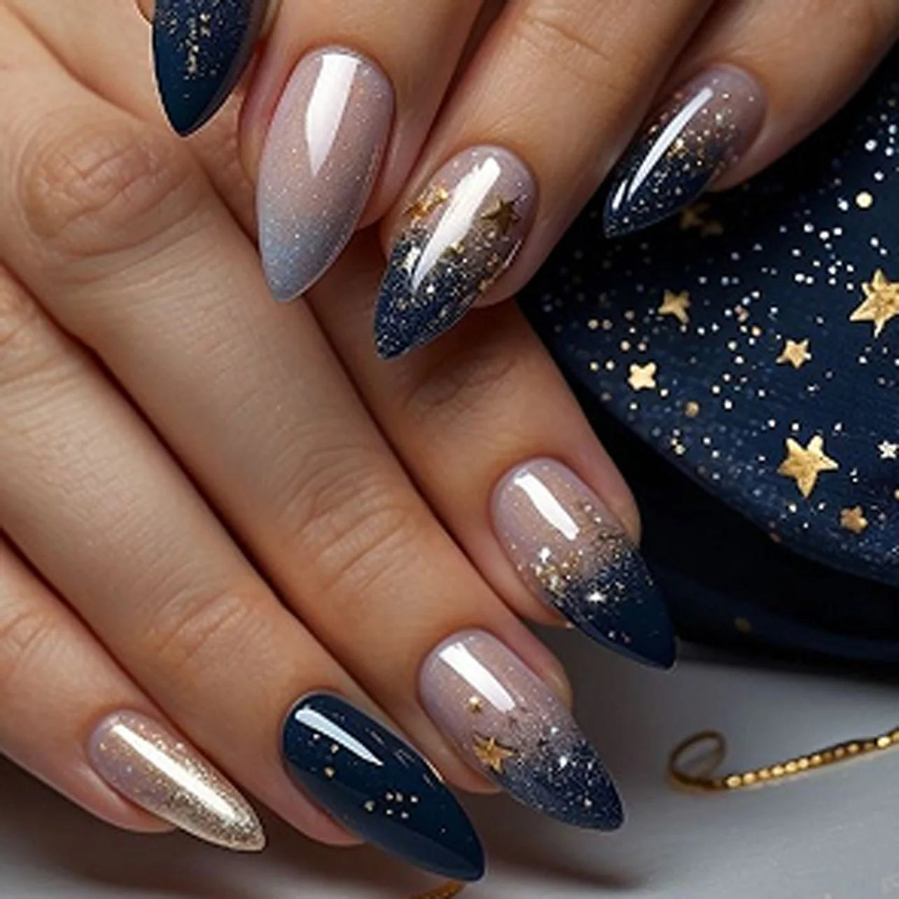 24Pcs Glitter Blue French False Nails Press on Short Round Head Fake Nail with Moon Star Design Artifical Almond Manicure Tips JP3756
