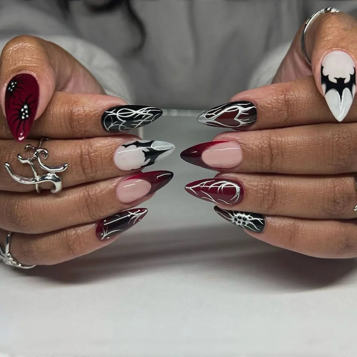 24pcs Sliver Spider Design Fake Nail Heavy Metal Halloween False Nail Tips Full Cover Wearable Black Cool Almond Press on Nails W12