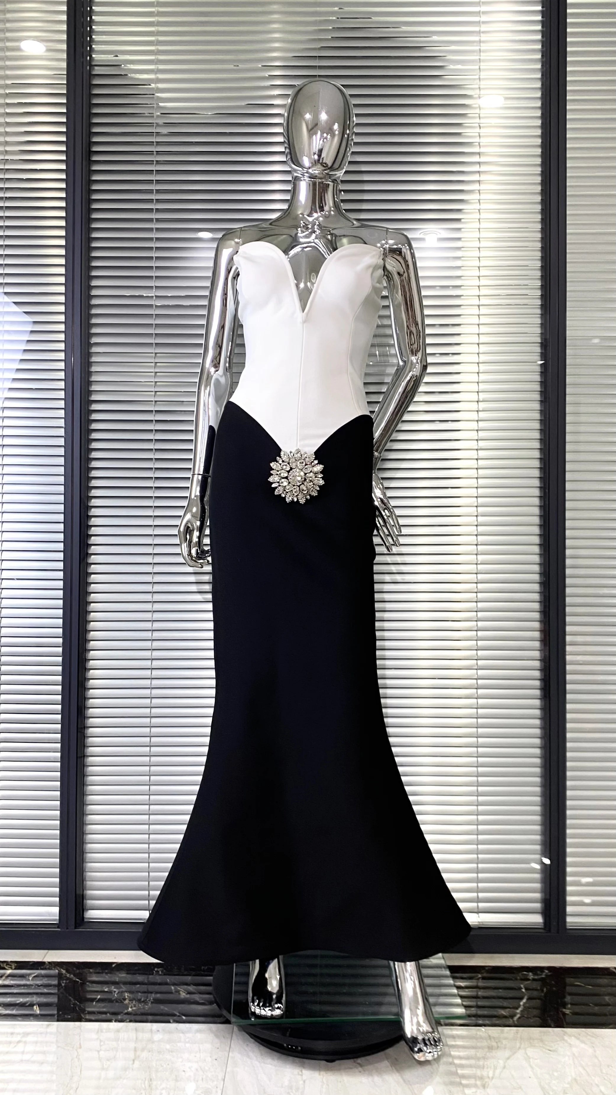 Luxury Diamonds Strapless Package Hips White Patchwork Black Bandage Dress Fashion Woman Party Dress Celebrity Party Vestido