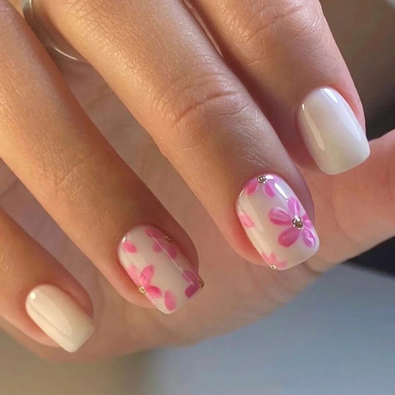 24Pcs Gradient White Fake Nails with Flower Design Simple French False Nails Short Square Head Wearable Press on Nails Tips 3895