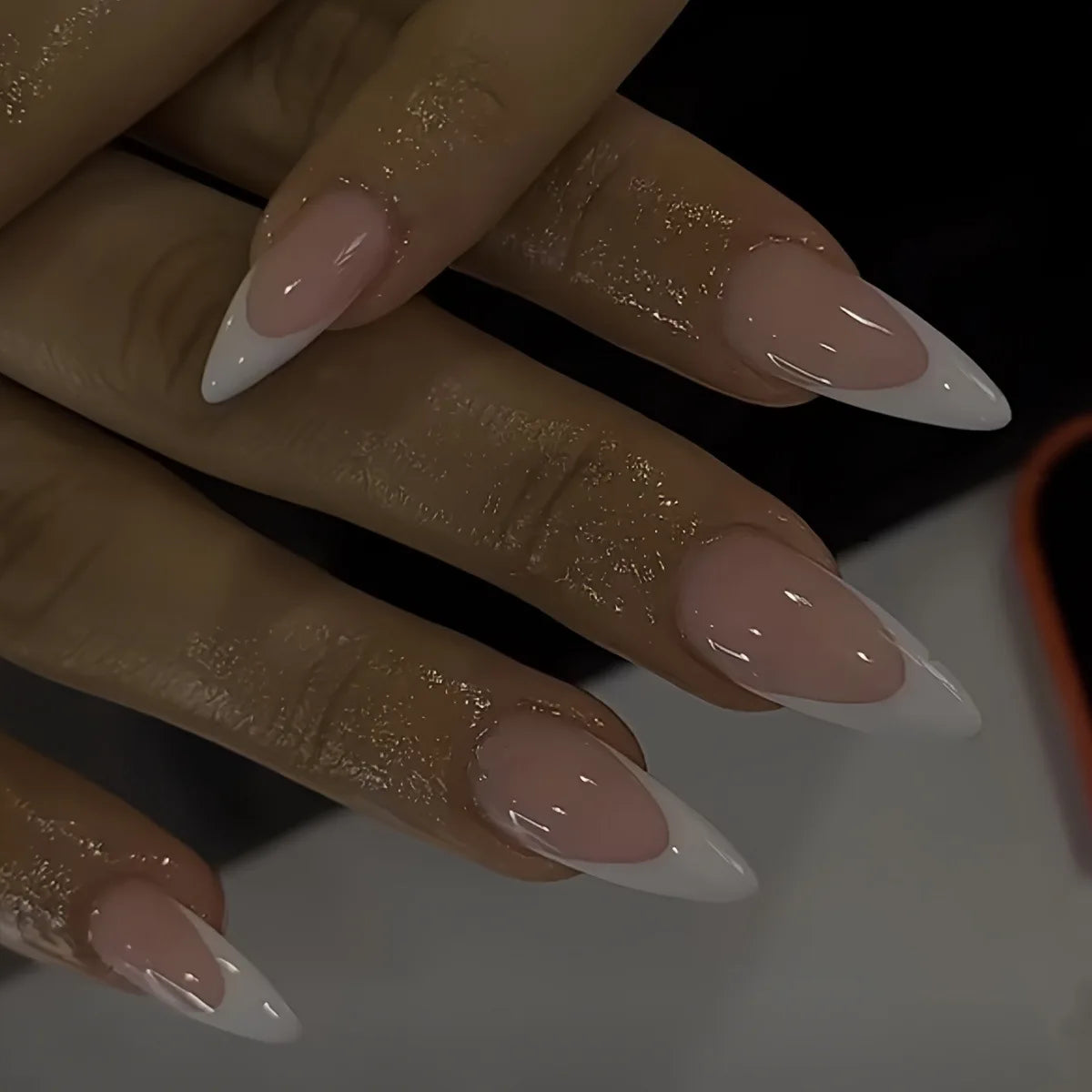 24Pcs French Retro Red Nail Art Full Cover Irregular Gilded Minimalism Press on Fake Nails Detachable Mid-length Almond Manicure 4