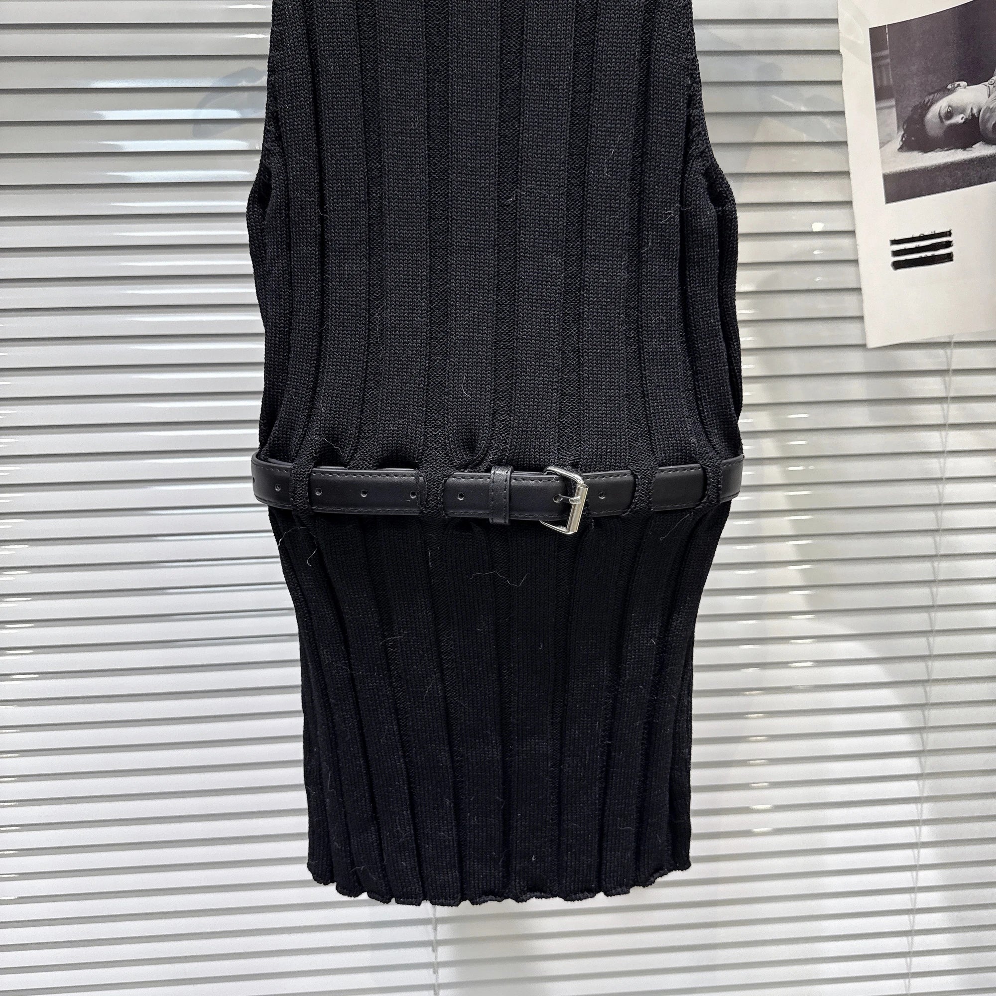 Winter New Fashion Off-Shoulder Belted Slim Knitted Vest For Women Solid Color Versatile Long Sleeveless Top 11A07505