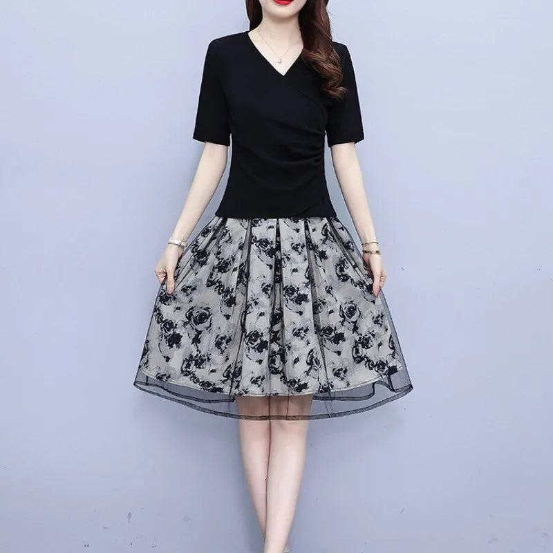 Slim Fit Fashion 2024 Summer Women's Pullover V-neck Splicing for Slimming and Flesh Blocking Stylish Printed Half Skirt Suit black