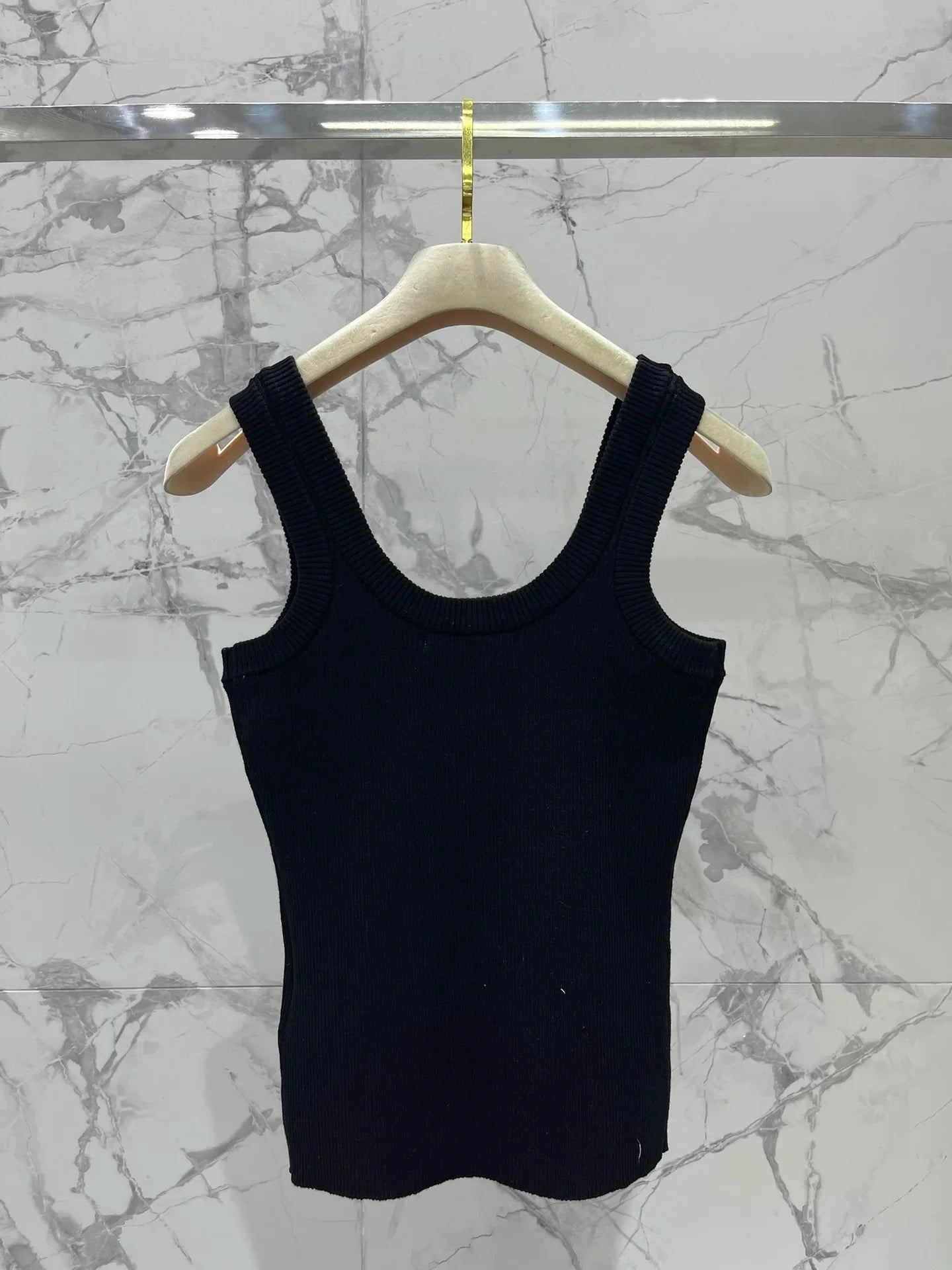 new U-neck knitted vest elegantly launched black