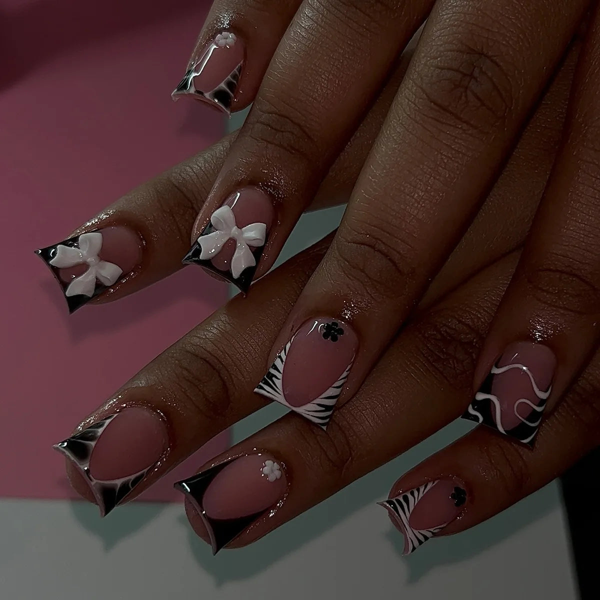 24Pcs French Pink Press on Nails Short Square Head Fake Nails with Flower Rhinestone Design Wearable Finished False Nail Tips 147