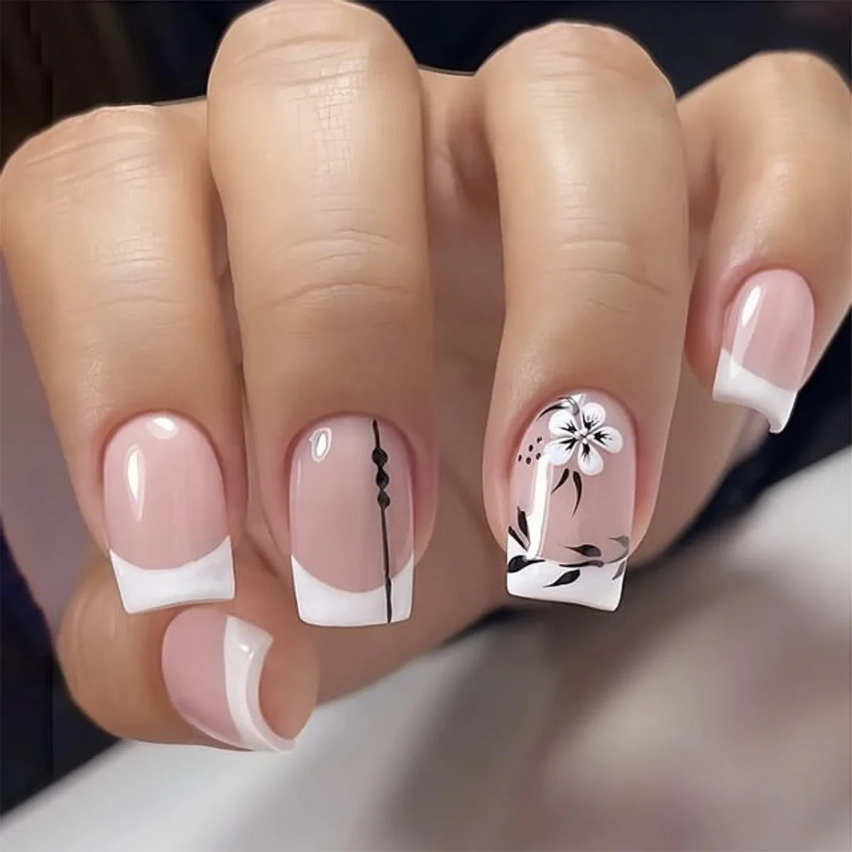 24Pcs Wearable Fake Nail Art Tips Short Square Head Press on Nails Simple White French False Nails Detachable Finished Manicure 2580