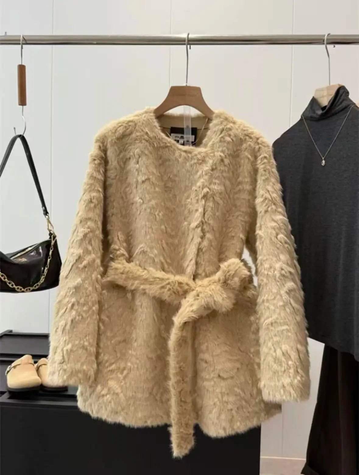 Original 2025 new style women's fashion belt decoration artificial fur effect fur jacket coat coat Off-white