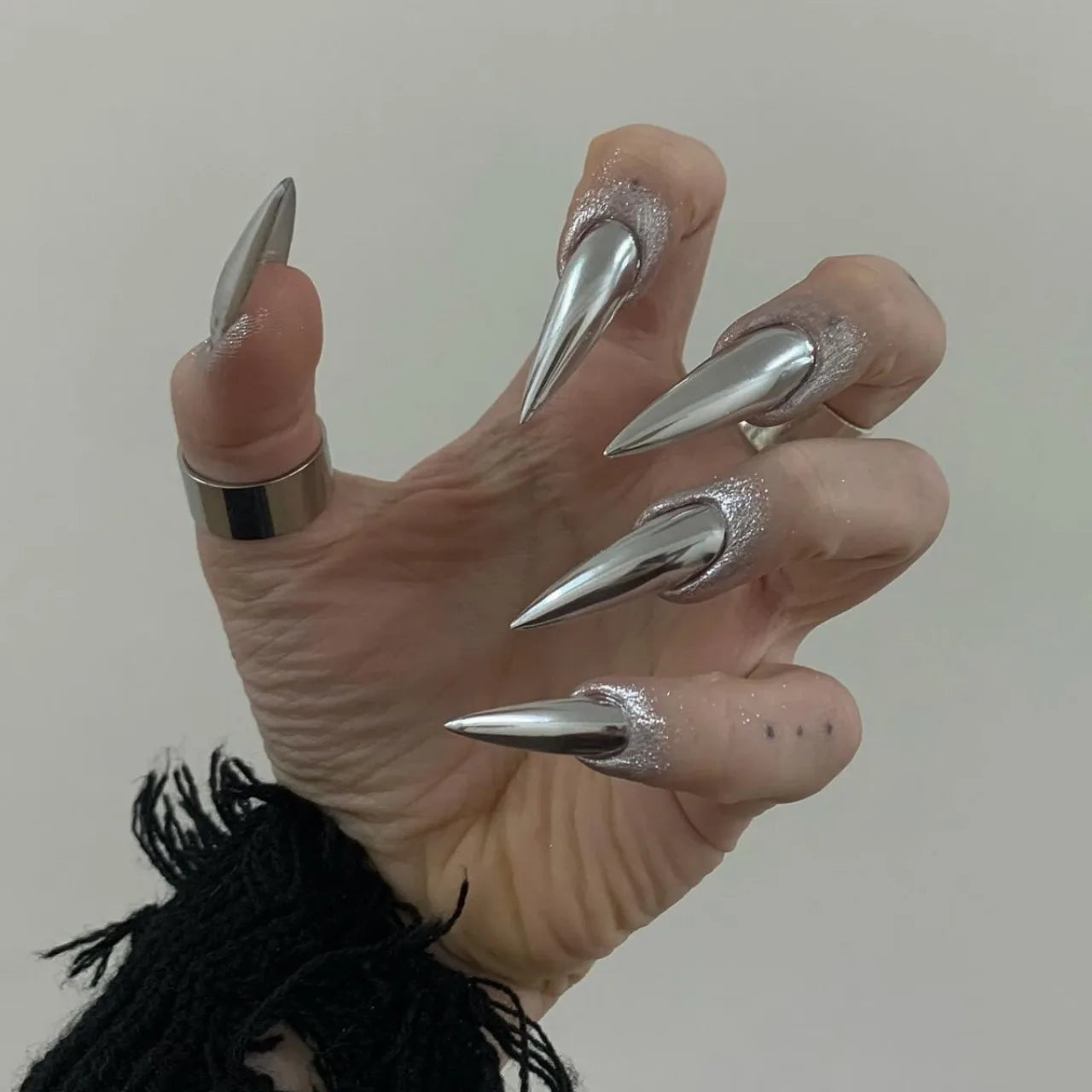 24Pcs Fashion Stiletto Press on Fake Nails with Rhinestone Y2k Almond False Nails Set Strawberry Design Full Cover Manicure Tips 104