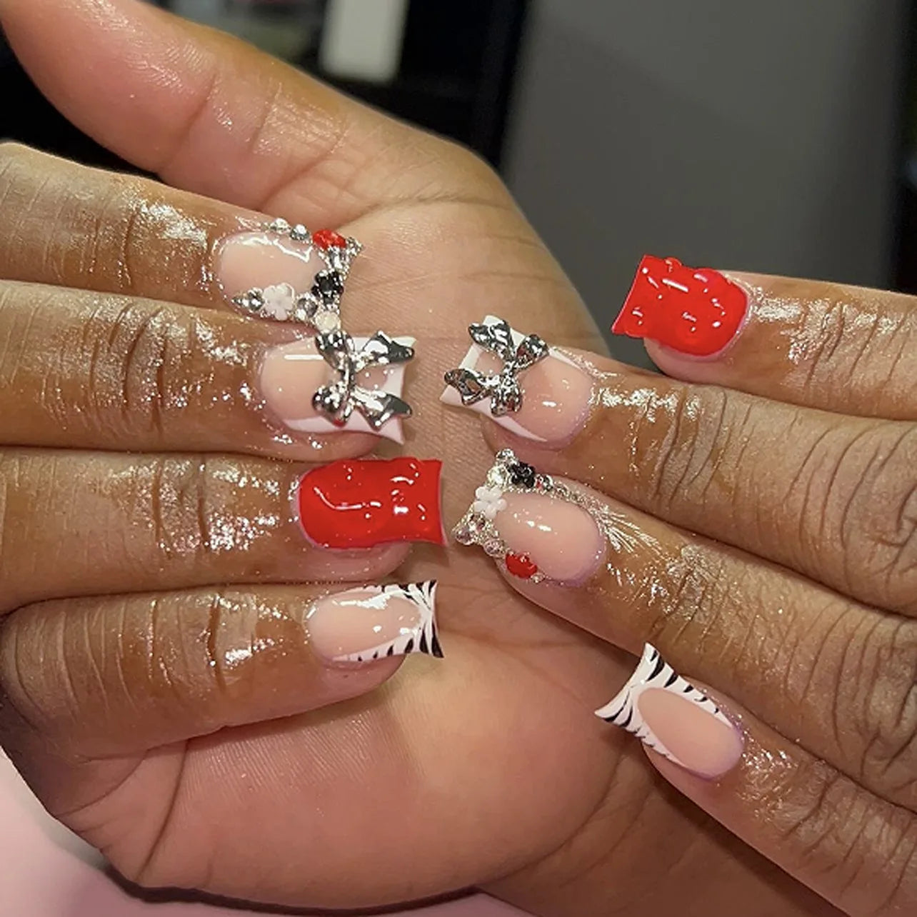 24Pcs Zebra Stripe French 3D Black Bow False Nails Short Square Press on Fake Nails Crocodile Grain Heart Wearable Manicure Tips JP3653