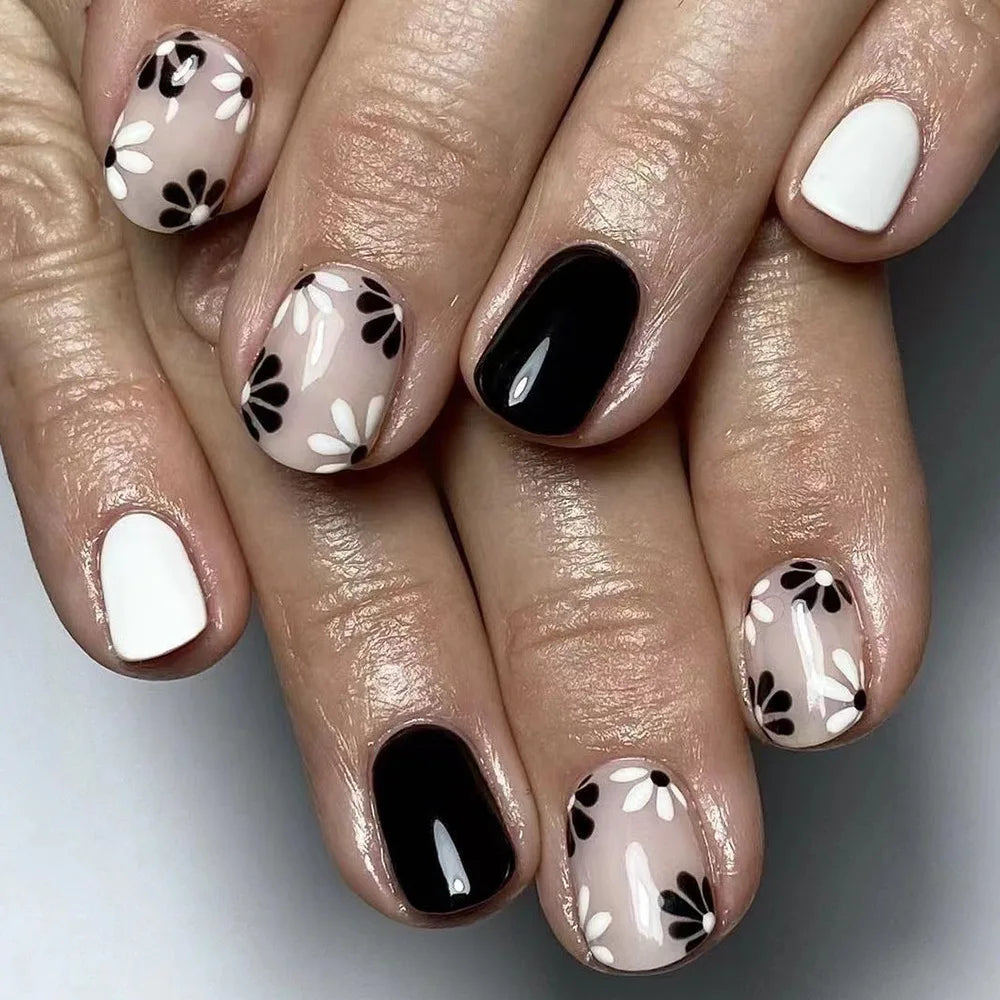 24Pcs Fashion Fake Nails Press on Short Square Head False Nail Art Black Starlit Sky Design Artifical Full Cover Nail Tips 208
