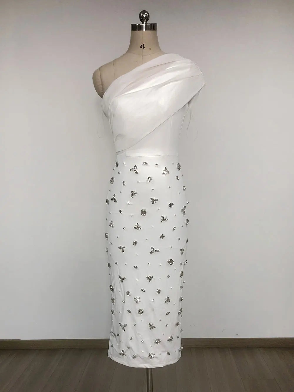 2025 Sexy Women Light Luxury Nail Bead Dress with Slant Neck and Sleeveless Bodycon Flute Patchwork Dress Evening Party Vestidos WHITE