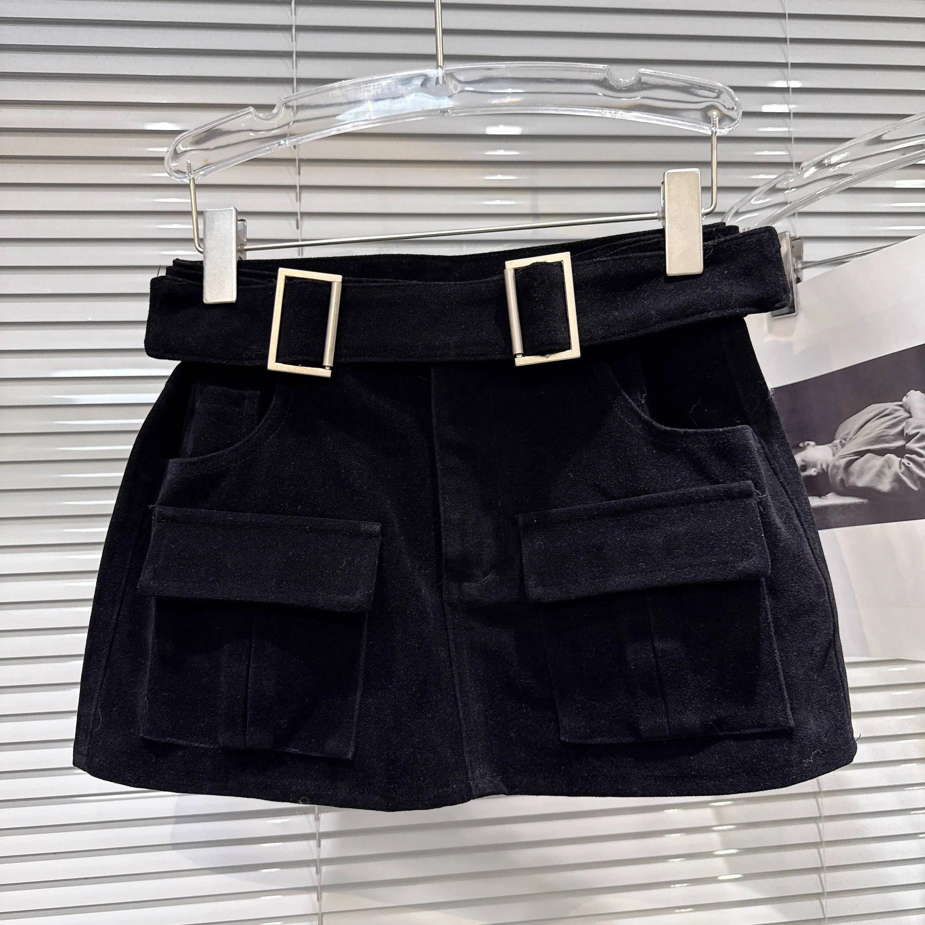 Winter New Fashion Style Metal Belt Pocket Suede Cargo Short A-line Skirt For Women Wrapped Hip A-line Skirts 11A07737 Black