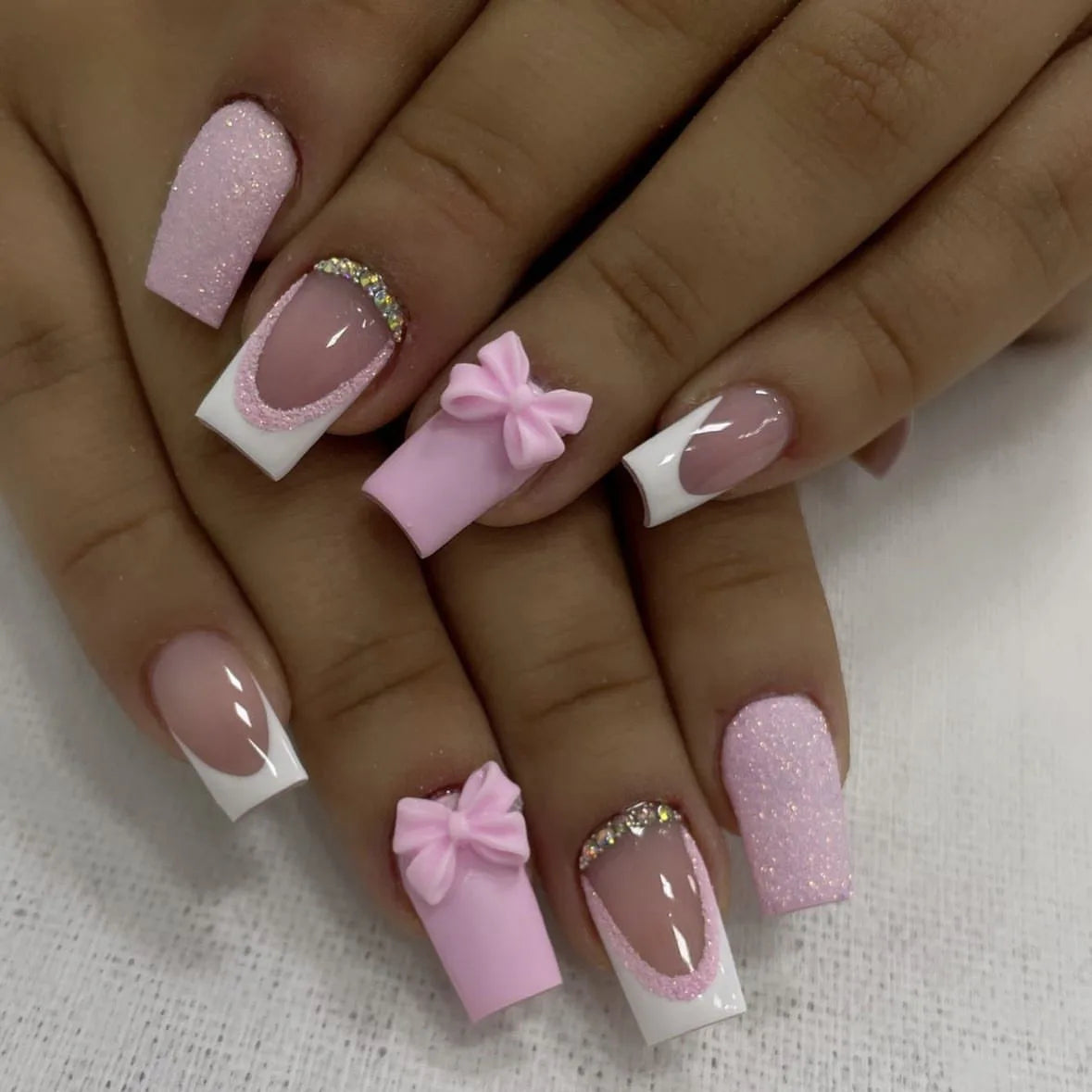 24Pcs French Pink Press on Nails Short Square Head Fake Nails with Flower Rhinestone Design Wearable Finished False Nail Tips 256