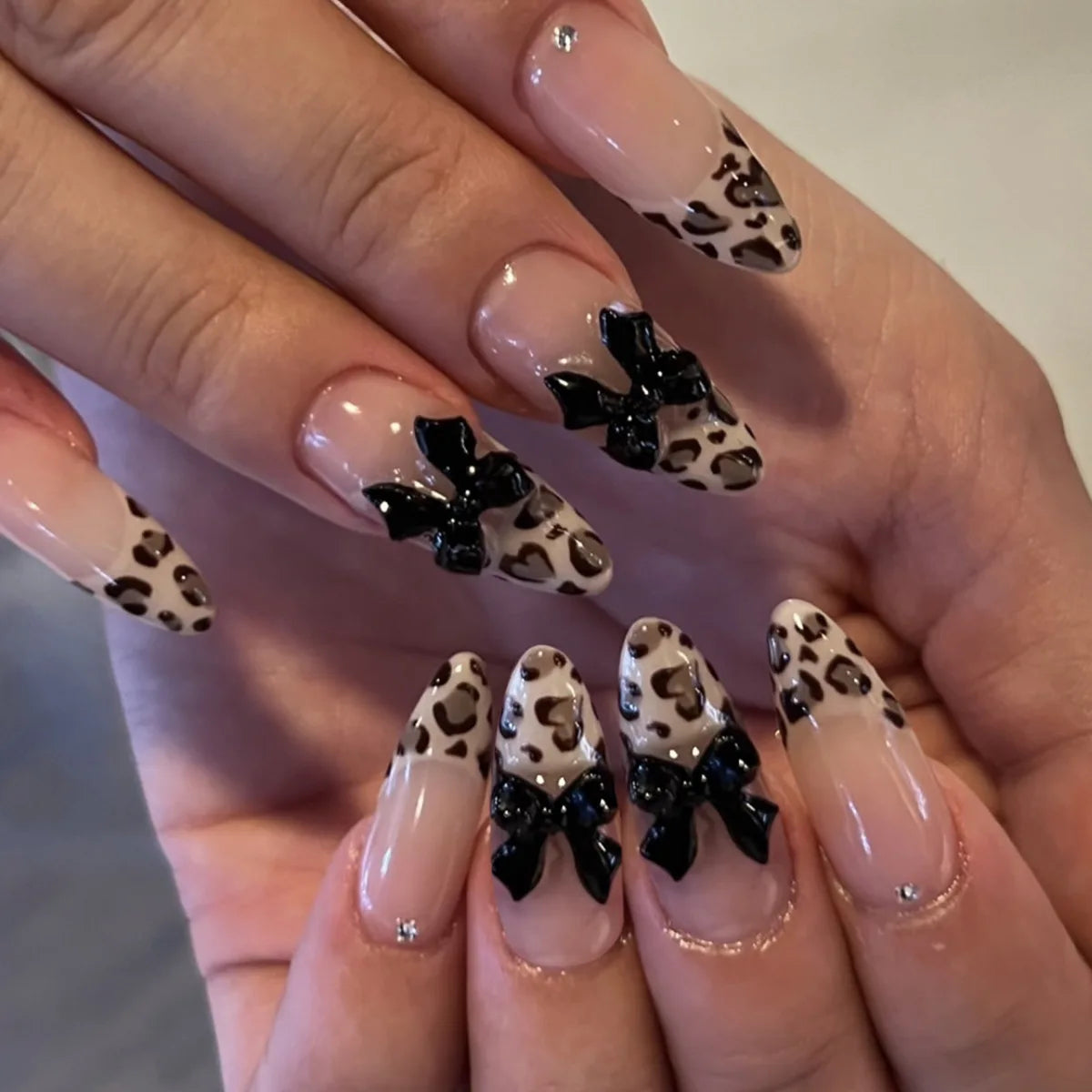 24pcs Leopard Print Almond Fake Press on Nails with Mini Flower Acrylic Fake Nails Retro Sweet Cool Design Press Ons French Nail 29