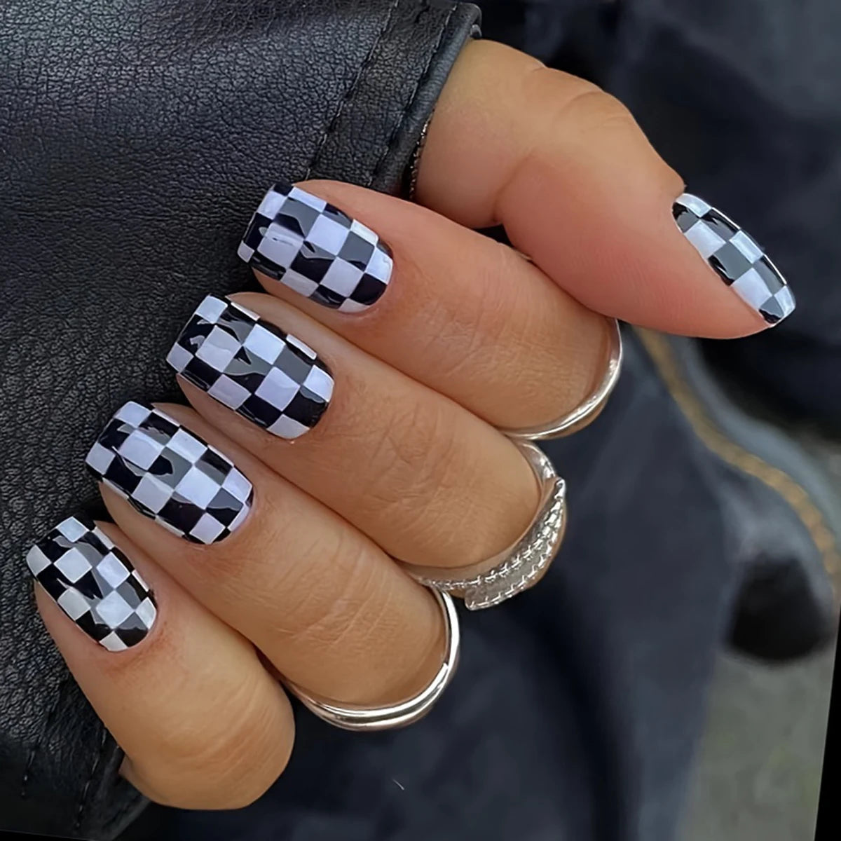 24Pcs/Set Square Short Press On Nails Y2K Cool Black-and-white Chequer Fake Nails Reusable False Nail Jelly Tabs For Women/Girls Black Square