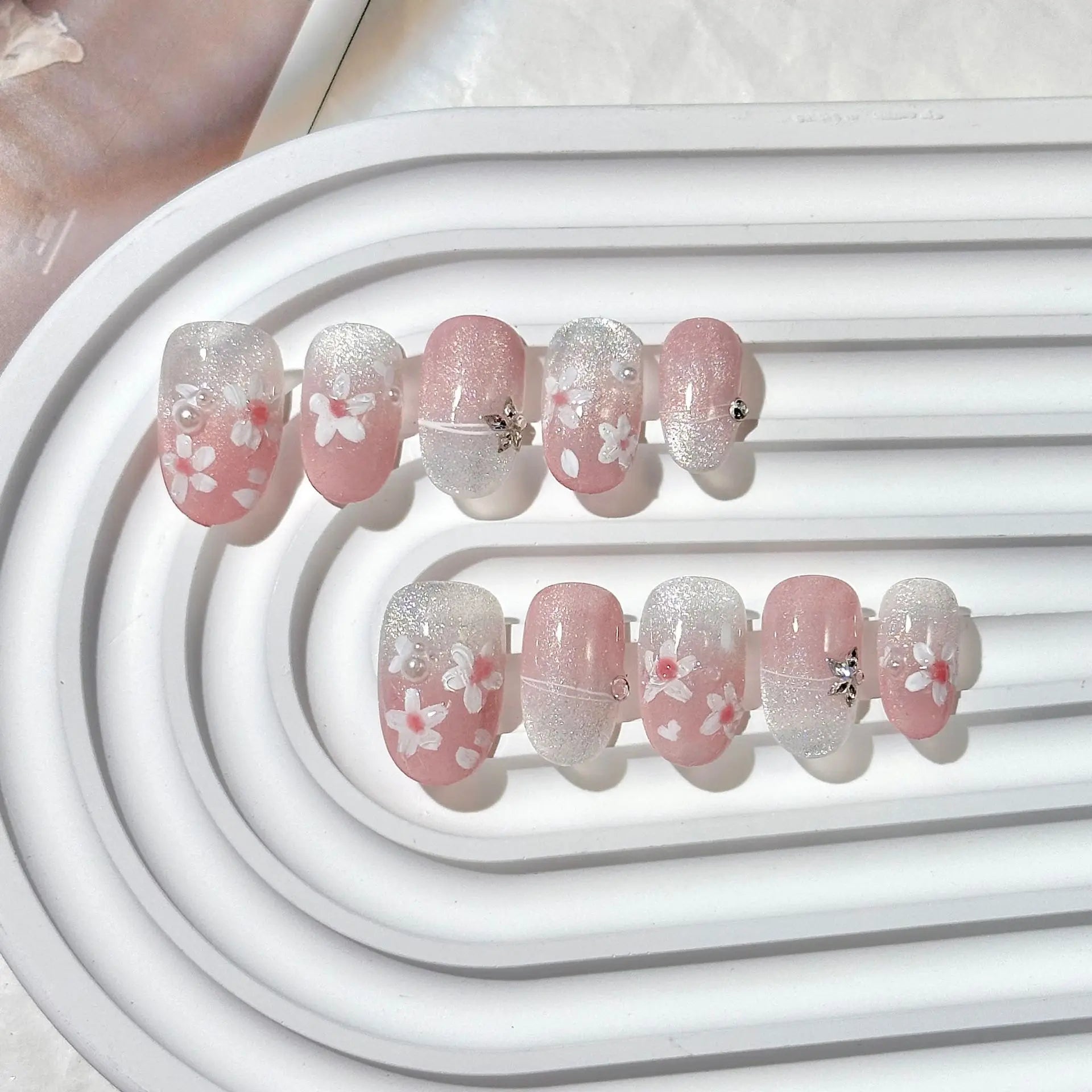 10Pcs Gradient Short Cat's Eye Press on Nails Full Cover Rhinestone French Oval Nail Shiny Fresh Sweet White Flower Fake Nails