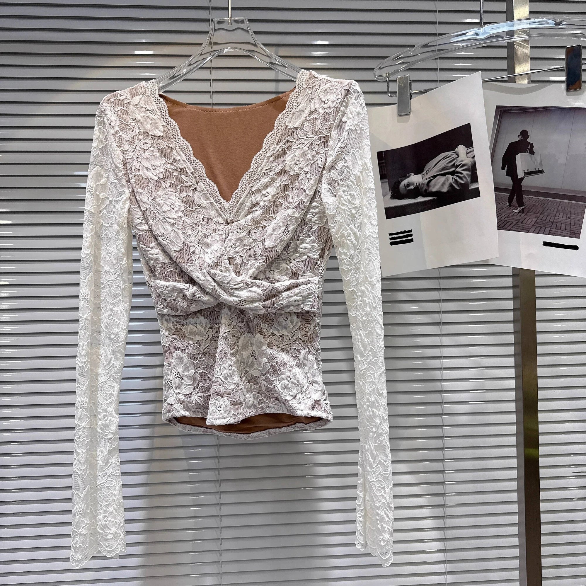 Winter New Fashion New V-neck Lace Patchwork Knot Lined Small Shirt For Women Slim Fit Versatile Tops Female 11A07612 White