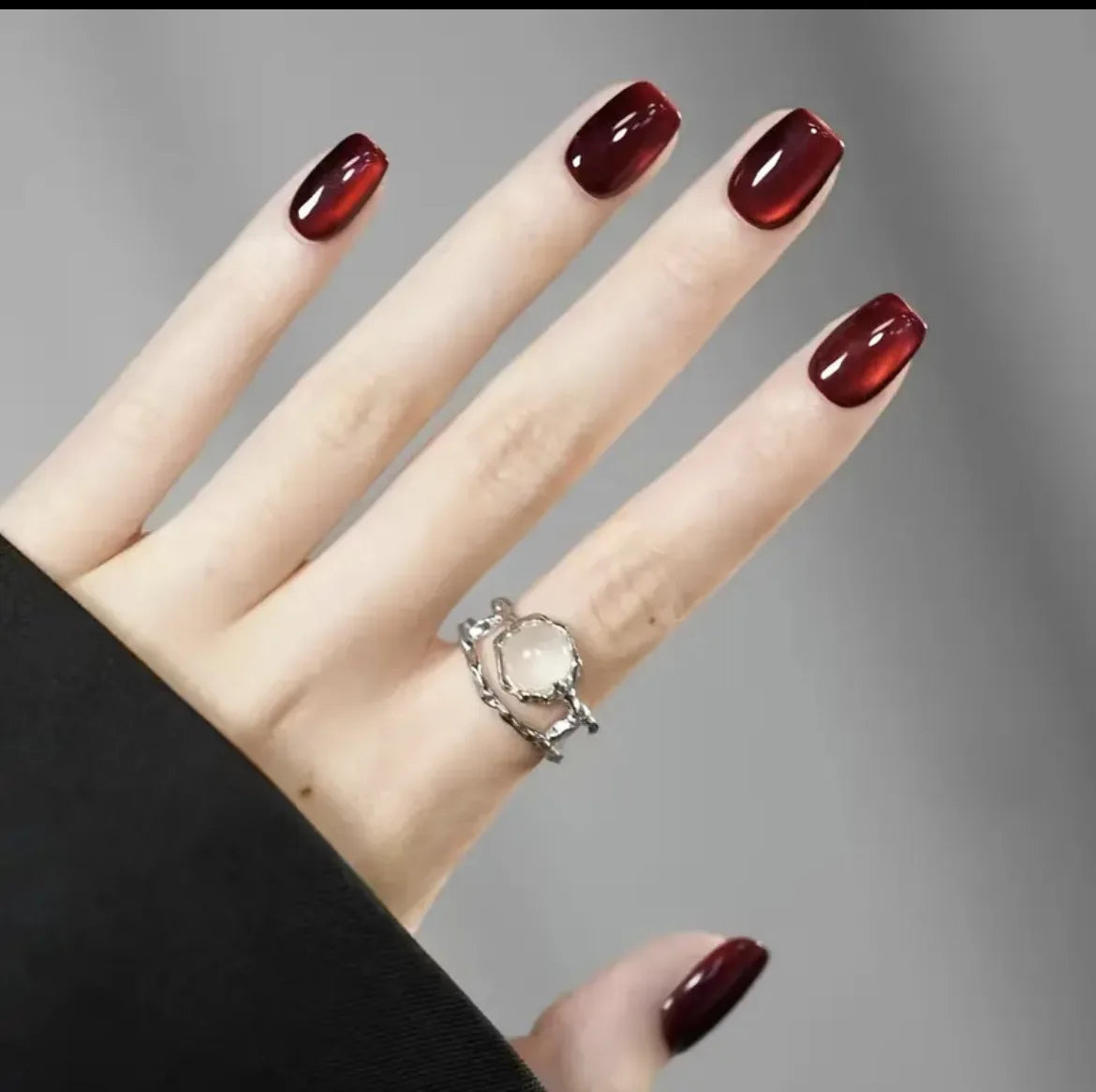24Pcs Solid Color Wine Red Design False Nails Short Square Head Fake Nail Art Tips Simple Finished Manicure Tips Press on Nails 01