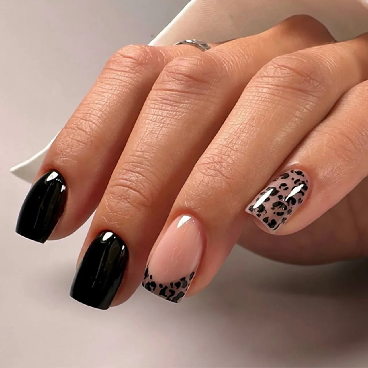 24Pcs French Pink Press on Nails Short Square Head Fake Nails with Flower Rhinestone Design Wearable Finished False Nail Tips 3620