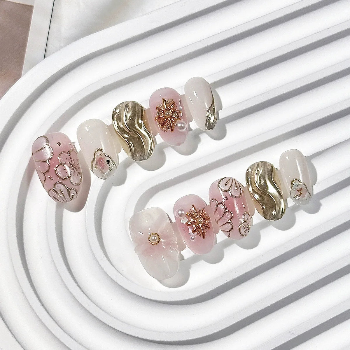 10Pcs Gradient Short Cat's Eye Press on Nails Full Cover Rhinestone French Oval Nail Shiny Fresh Sweet White Flower Fake Nails