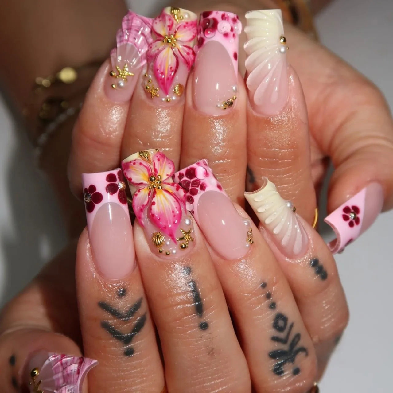 24Pcs Blue Smudge French False Nails Press on 3D Flower Starfish Shell Fake Nails Mid-length Square Wearable Full Cover Nail Tip