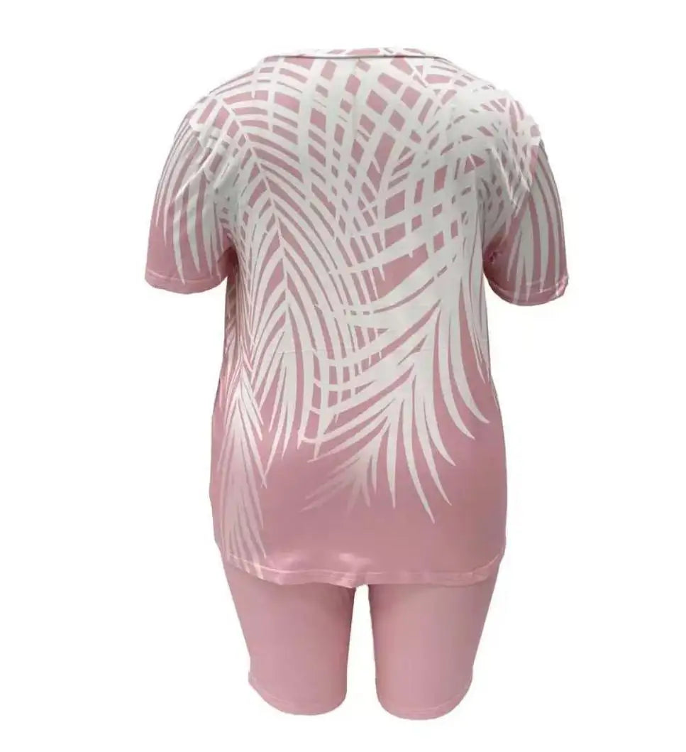 Plus size women's fashion casual vacation short sleeve set with printed top and solid color bottom.