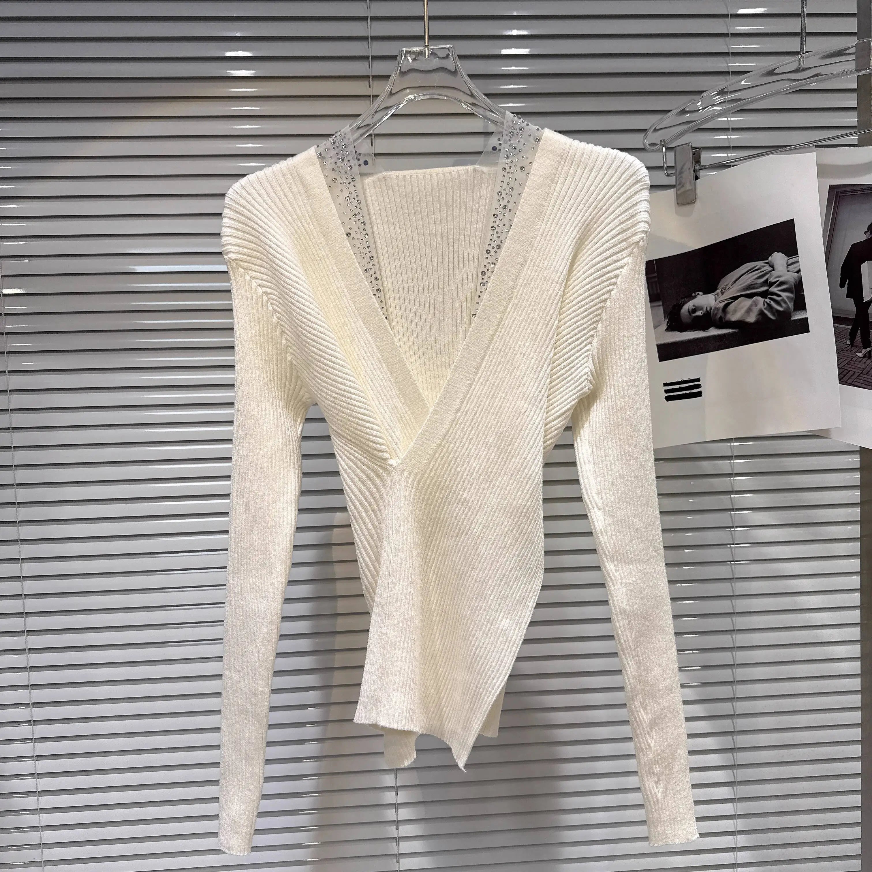 Winter New Fashion Deep V-Neck Rhinestone Mesh Edge Waist-Cinching Knitted Sweater For Women Slim Fit Tops 11A07808 White One Size