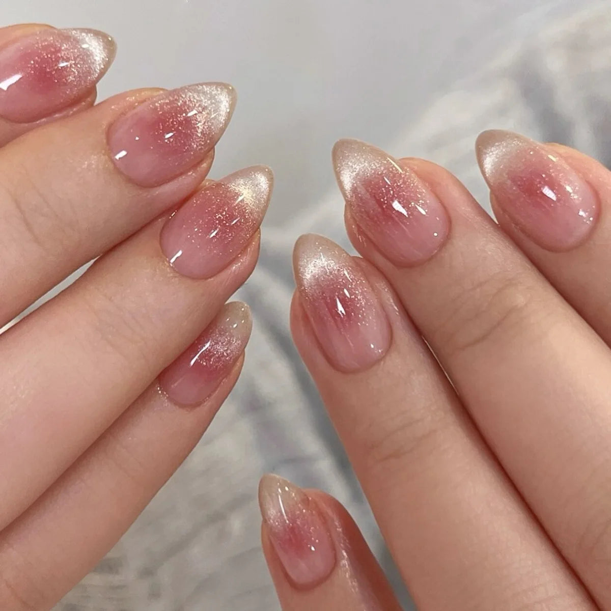 24Pcs Cat's Eye Design Fake Nail with Pearl Short Round Head Press on False Nails Silver French Bow Pattern Full Cover Nail Tips 1988