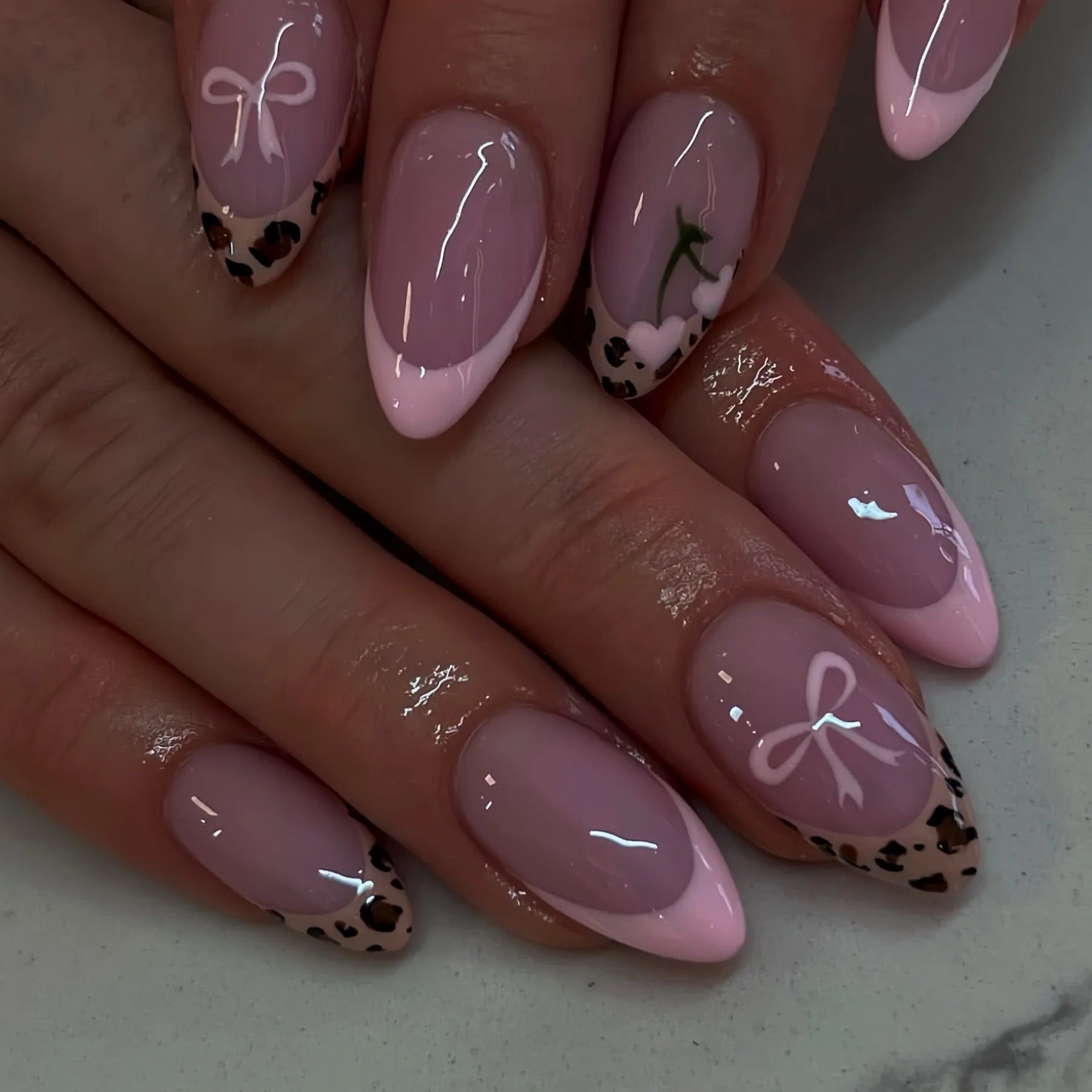 24Pcs Short Almond Fake Nails Press on Pink Flower Leopard Print French False Nails Detachable Artificial Full Cover Nails Tips X484