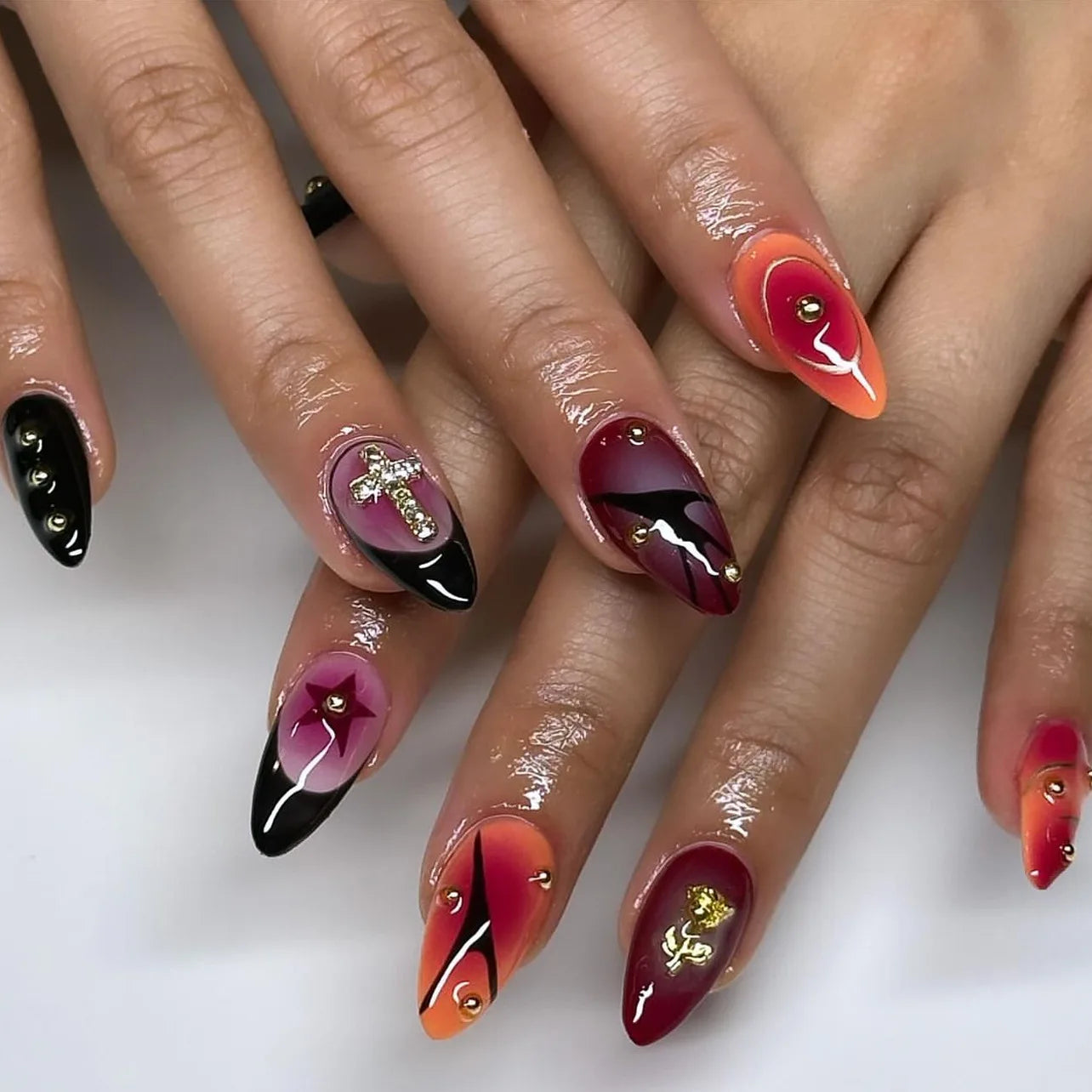 24pcs Sliver Spider Design Fake Nail Heavy Metal Halloween False Nail Tips Full Cover Wearable Black Cool Almond Press on Nails W21