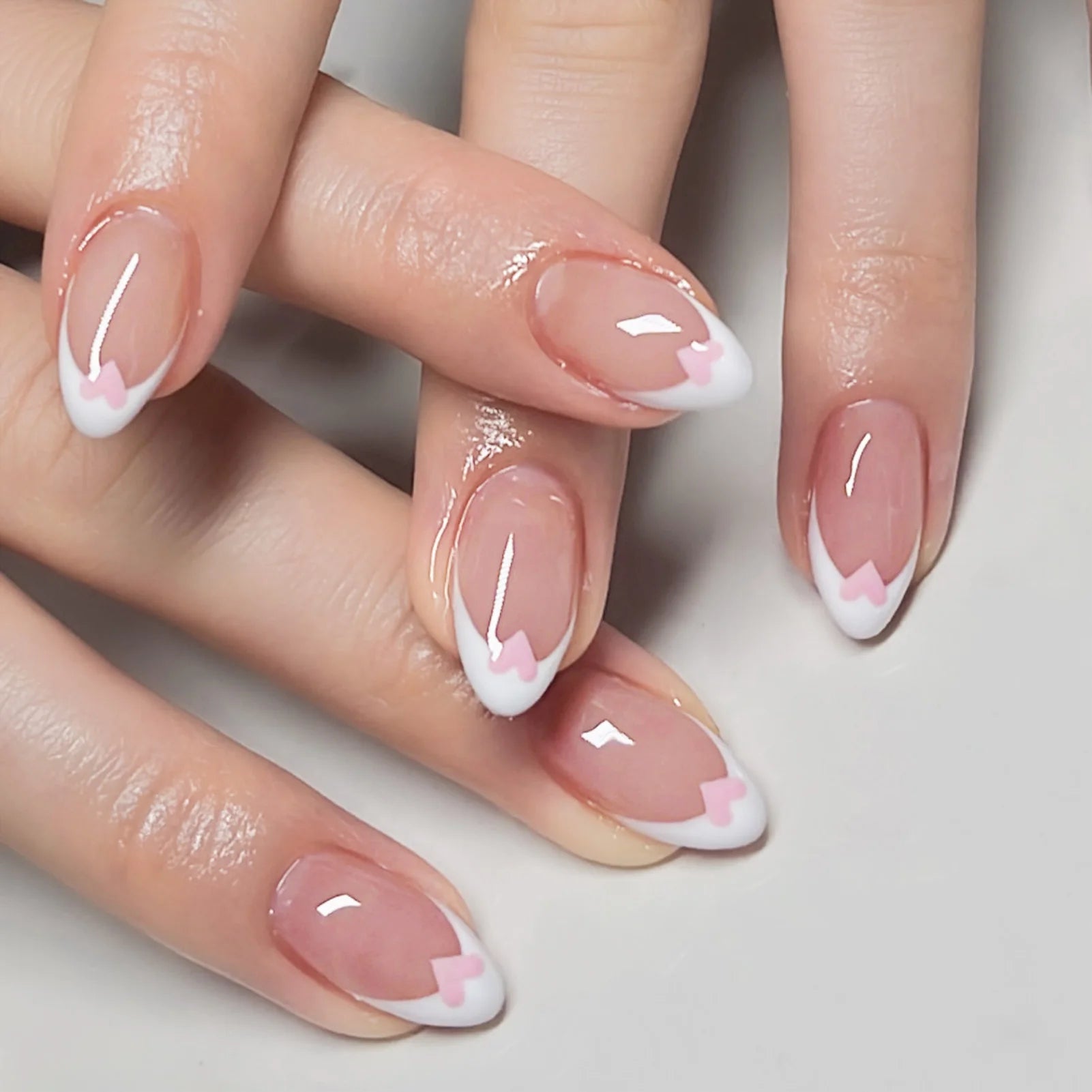 Short Almond Fake Nails 24Pcs White French Press On Nails Pink Love Heart Printed Women Girls Valentine's Day Charm Manicure As show