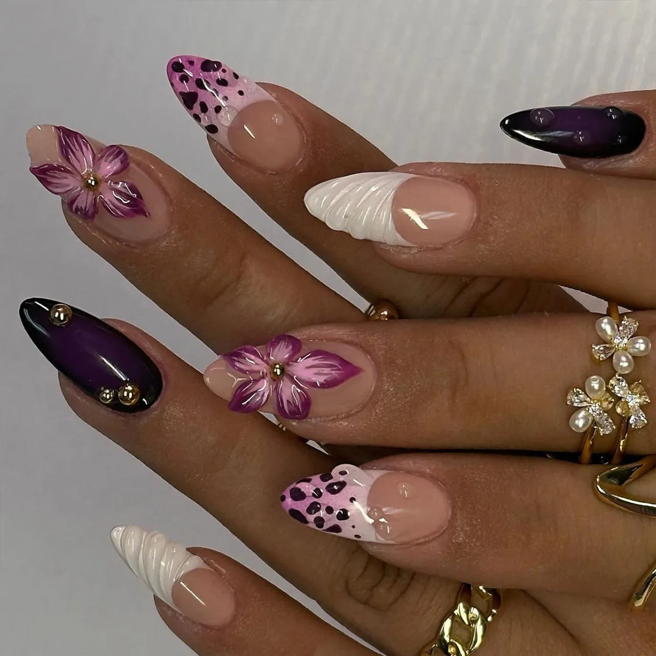 24Pcs Simple Press on Nails Full Cover Little Broken Diamonds Leopard French False Nails Stickers Blush Flowers Almond Manicure 4