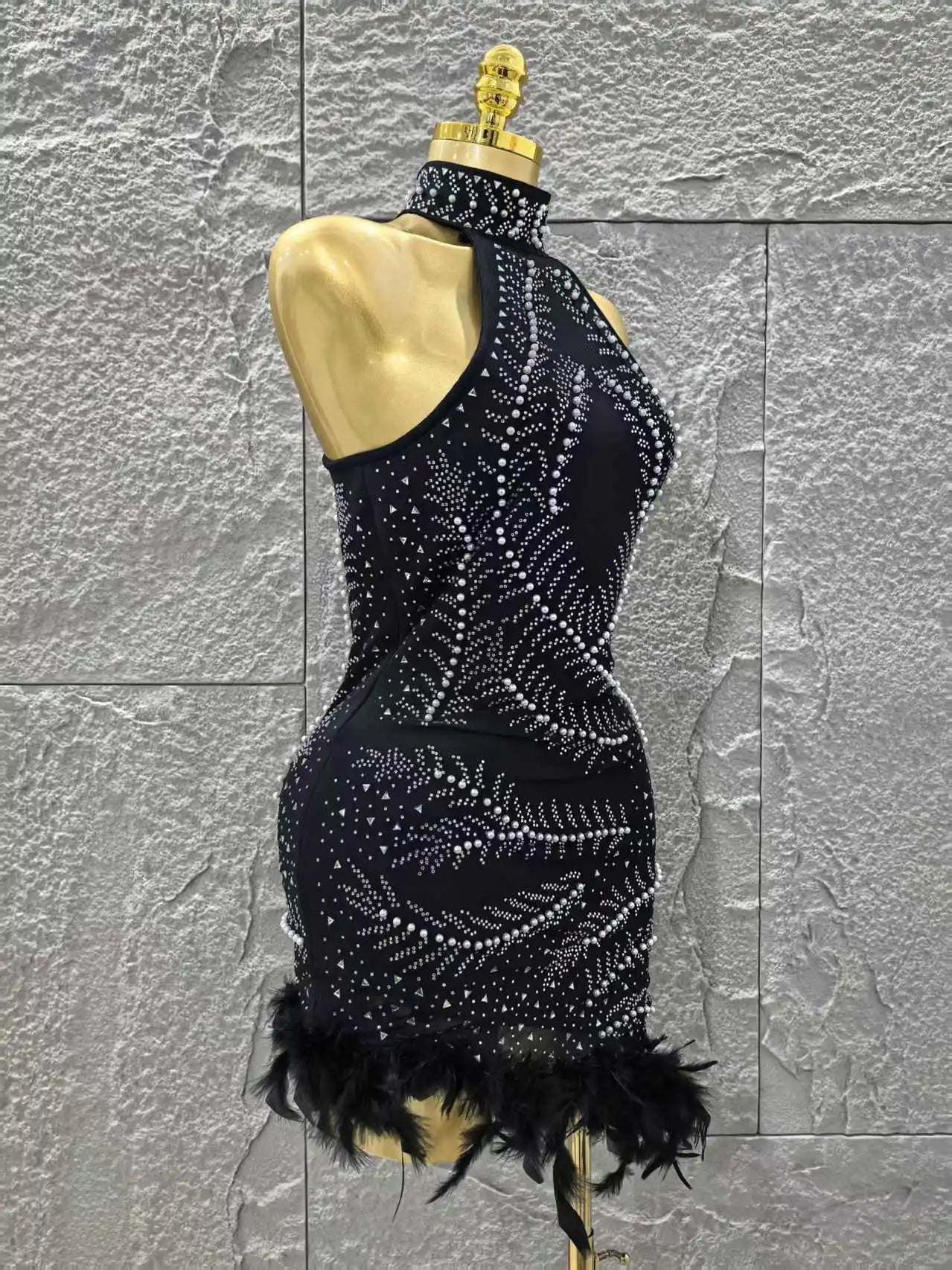 Black Color Women Sexy Off the Shoulder Shinning Rhinestones Bodycon Mini Bandage Dress Feathers Celebrate Evening Party Outfit